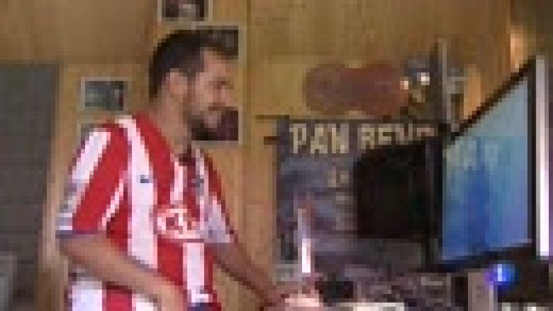 El Langui nos recibe en su casa uniformado ya de rojiblanco mientras asoma por el Bernabéu David Otero.
