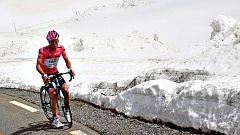 Steven Kruijswijk sufre una caída en el descenso del Agnello