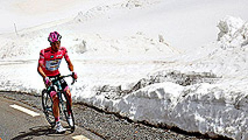 El holandés Steven Kruijswijk (Lotto Jumbo), líder del Giro, ha sufrido una aparatosa caída en el descenso del Col del Agnello, en el transcurso de la decimonovena etapa, aunque la maglia rosa no ha sufrido daños importantes y sigue en carrera. En la