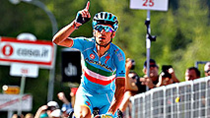 El italiano Vincenzo Nibali (Astana) se ha impuesto en solitario en la decimonovena etapa del Giro de Italia, disputada entre Pinerolo y Risoul, de 162 kilmetros, por delante del espaol Mikel Nieve, mientras que el colombiano Esteban Chaves (Orica)