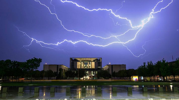 Telediario 1 - Un rayo causa una veintena de heridos en Alemania
