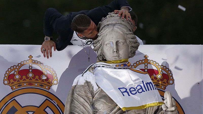 El Real Madrid brinda la 'Undcima' a su aficin junto a la diosa Cibeles