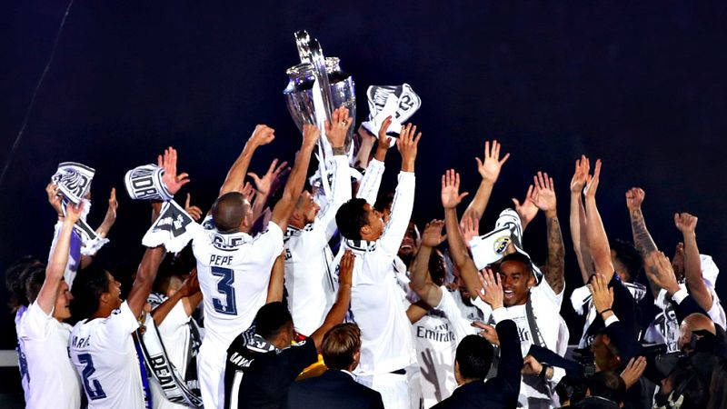 El Real Madrid culminó la fiesta de la undécima Copa de Europa de  su palmarés este domingo en el Santiago Bernabéu, feudo blanco en el  que la primera plantilla ofreció la conquista a su público para  cerrar la jornada de celebraciones en la capital