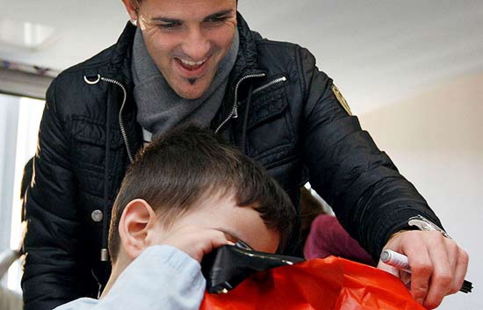 Algunos de los jugadores más importantes del Valencia han querido estar con los niños enfermos antes de las Navidades. Villa, Silva o Baraja, entr otros, se han acercado al Hospital Clínico de Valencia.