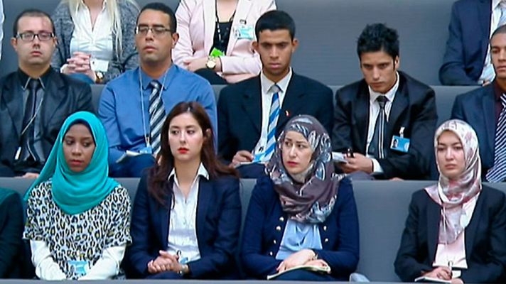 Telediario 1 - La Justicia Europea deja la puerta abierta a prohibir el velo islámico en el trabajo si la empresa alega neutralidad religiosa