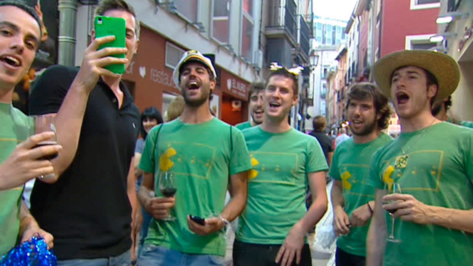 Mojácar prohíbe las "actitudes indecorosas" en las despedidas de soltero callejeras