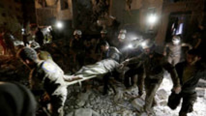 Telediario 1 - En Siria, un bombardeo aéreo sobre la ciudad de Idlib, ha dejado más de una veintena de muertos.