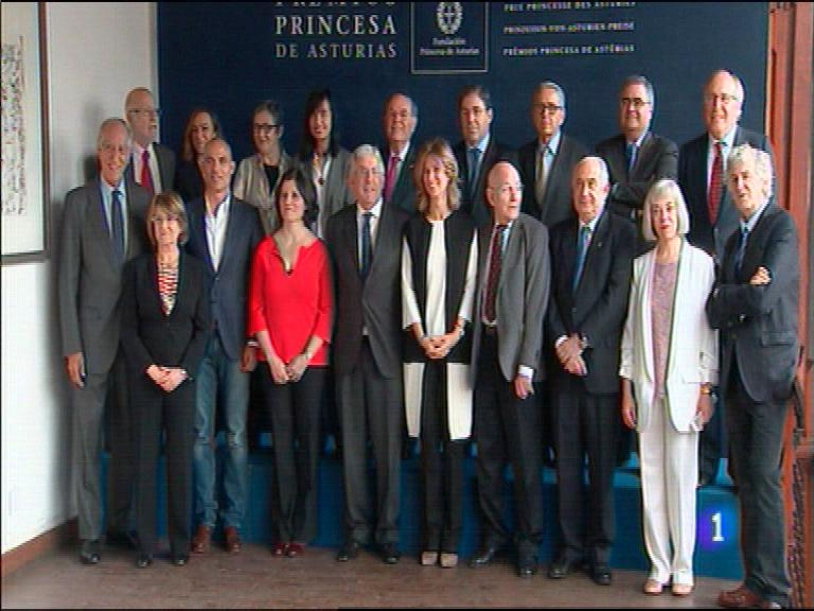  Ante la proliferación de ataques al ganado por parte de manadas de lobos, los ganaderos asturianos demandan más batidas y en toda Asturias, en aplicación de la ley. Desde el sindicato COAG afirman que la situación es desesperada .El jurado del premio Princesa de Asturias de Investigación Científica y técnica ya está en Oviedo y desde esta mañana tienen la misión de elegir entre 34 candidaturas de 16 nacionalidades qué personas o instituciones merecen más este galardón por la labor científica, técnica, cultural o humanitaria que han realizado en el ámbito internacional. 