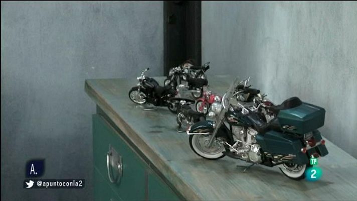 A punto con La 2 - Una vitrina, la caja de herramientas y un adhesivo removible