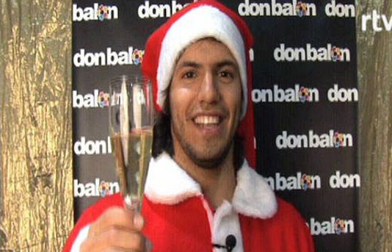 El "Kun" Agüero se ha puesto el traje de Papa Noel para desear a todo el mundo unas felices navidades.