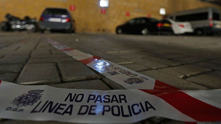 Telediario 1 - Un hombre mata presuntamente a su pareja en una nave del aeropuerto de Sevilla