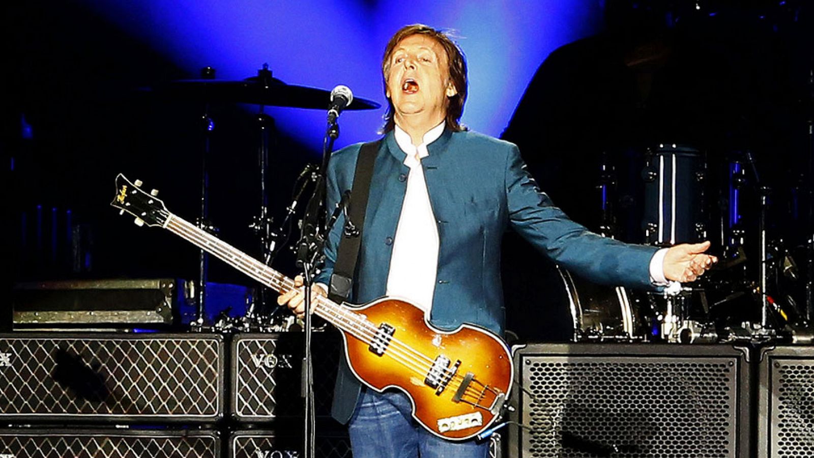 Paul McCartney ondea la bandera de los Beatles Paul McCartney ondea la bandera de los Beatles
