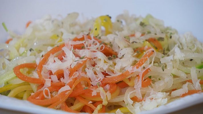 RTVE Cocina - Tallarines de verduras con tomate y gambas