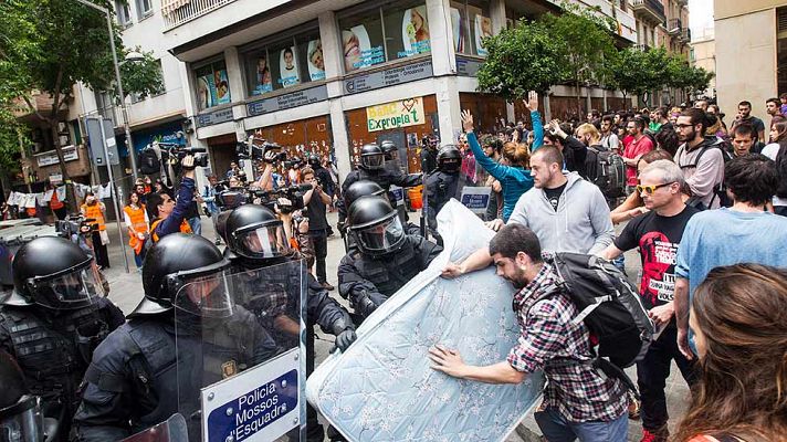 Telediario 1 - Los Mossos rodean el 'Banco Expropiado'