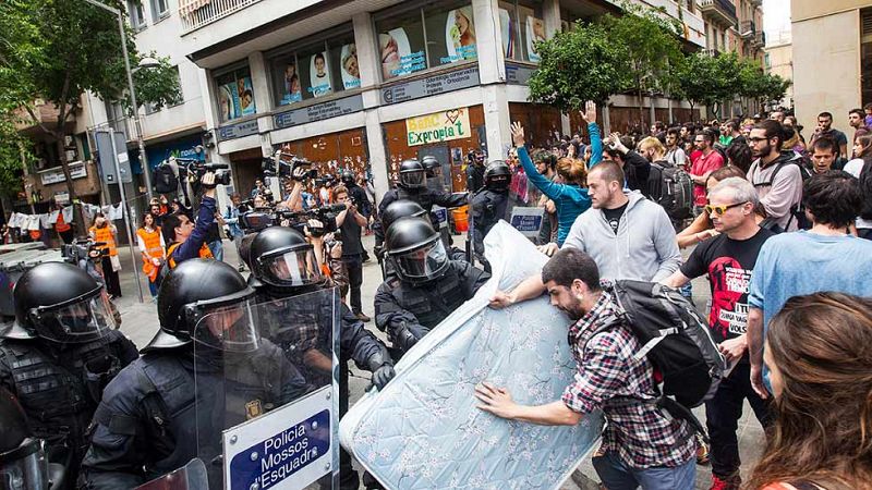 Los Mossos rodean el 'Banco Expropiado' tras dispersar a un grupo situado en exterior