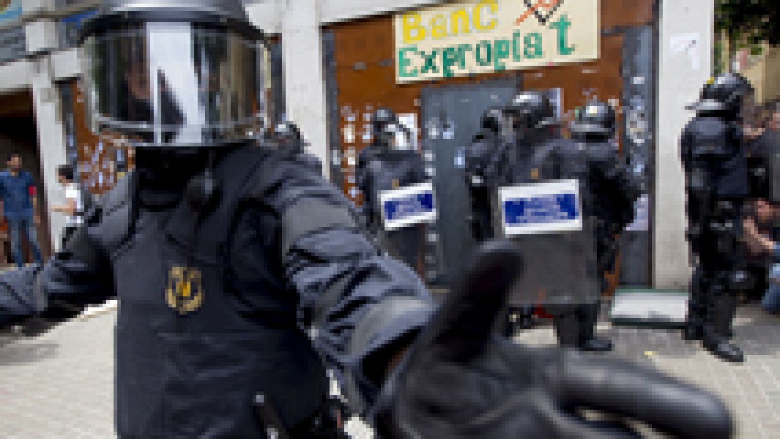 Informativo 24h: Los Mossos entran de nuevo a desalojar a cinco okupas en el "Banco Expropiado" | RTVE Play