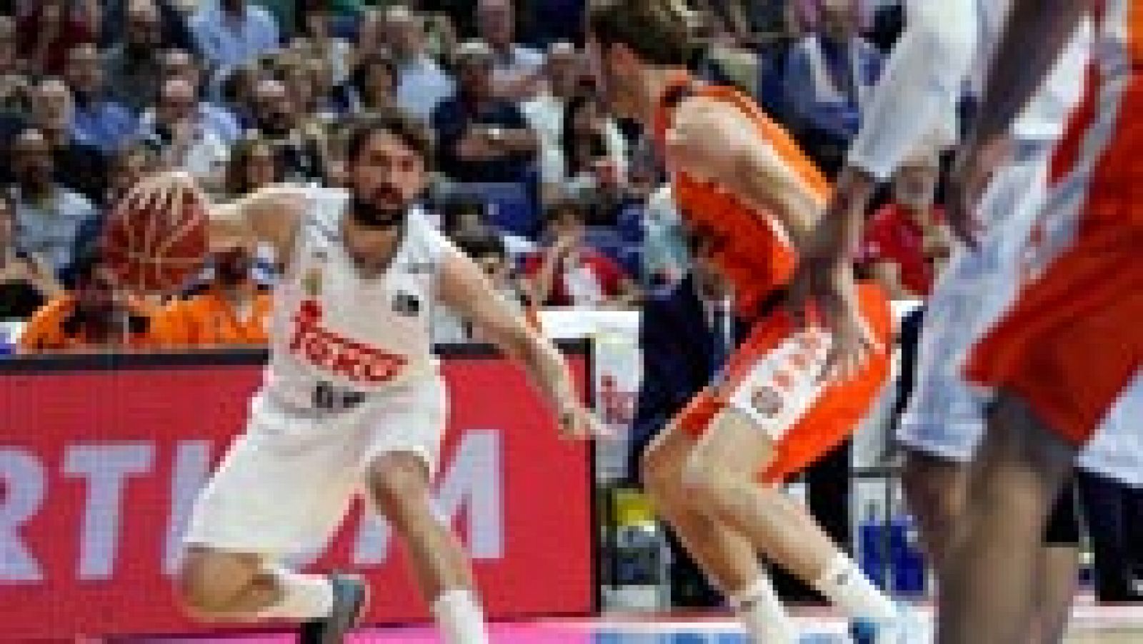 Dos triples consecutivos de Sergio Llull, en los últimos minutos de un partido muy disputado, le enseñaron al Real Madrid el camino de la victoria, que consiguió por 97-88 ante el Valencia Basket, y que le sitúa a un tiro de piedra de la final de la Liga Endesa.