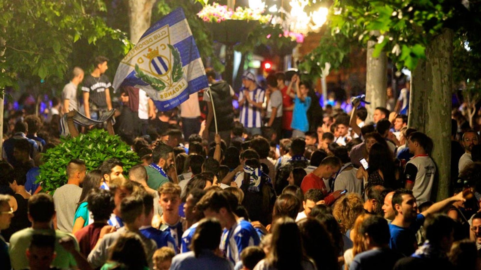 El Leganés, que ha logrado el ascenso a Primera División tras vencer al Mirandés por 0-1, puso fin a su jornada más gloriosa junto a los suyos en la fuente de la Plaza de España de la localidad madrileña. Los blanquiazules emprendieron el camino de regreso a casa a la conclusión del choque con destino al campo de Butarque. Una vez allí, se subieron a un autobús descapotable que les llevó hasta la céntrica plaza.