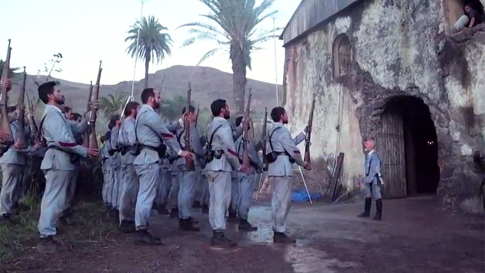 1898. Los últimos de Filipinas es una cinta actualmente en rodaje sobre el célebre Sitio de Baler. Dirigida por Salvador Calvo y participada por RTVE, la cinta busca dar "un punto de vista actual" y "humanista" a estos hechos históricos. Luis Tosar, Javier Gutiérrez, Eduard Fernández, Karra Elejalde y Carlos Hipólito forman un reparto de lujo a los que se añaden rostros nuevos, como el del ganador del Goya al mejor actor revelación Miguel Herrán, Ricardo Gómez, conocido por la serie Cuéntame, Emilio Palacios o Patrick Criado.RTVE.es te ofrece en exclusiva un vídeo de making of de una producción localizada en Guinea, Tenerife y Gran Canaria. Para el director, 1898. Los últimos de Filipinas "es una película de aventuras y de personajes, que requería a los mejores actores".