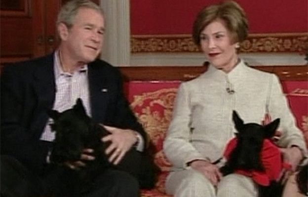  - Los Bush, unidos en torno a Barney