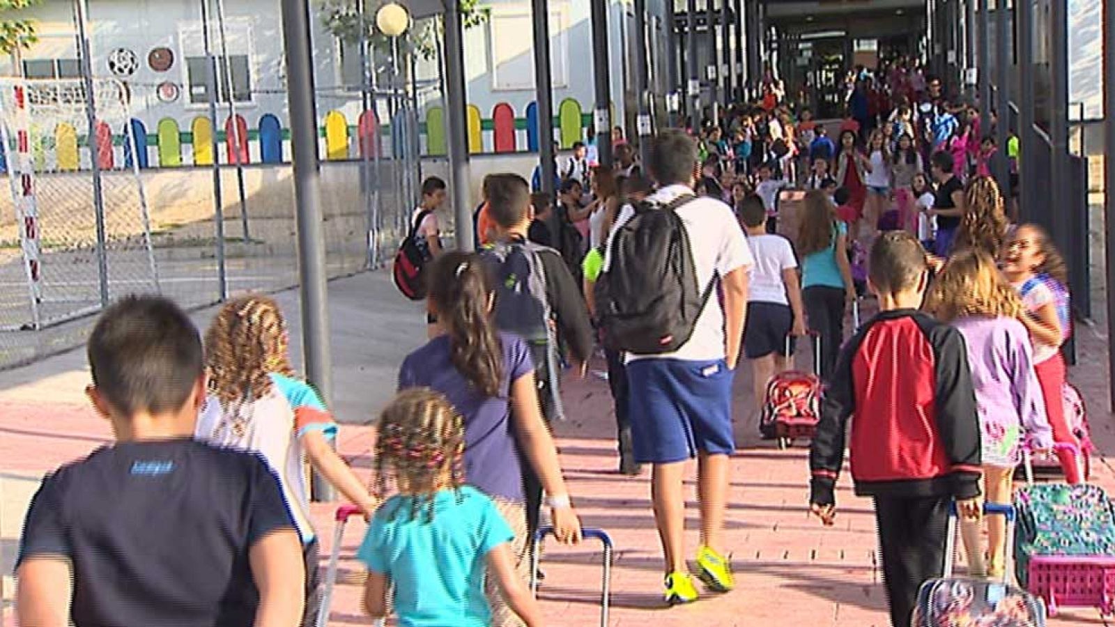 Telediario 1: Vuelta a clase de los alumnos del colegio de El Quiñón, en Seseña, tras el incendio | RTVE Play