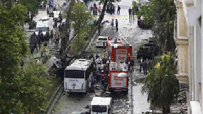 Al menos 11 muertos y 36 heridos al estallar una bomba al paso de un autobús policial en Estambul