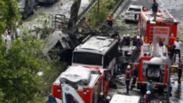Al menos 11 muertos y 36 heridos tras estallar una bomba al paso de un autobús policial en Estambul