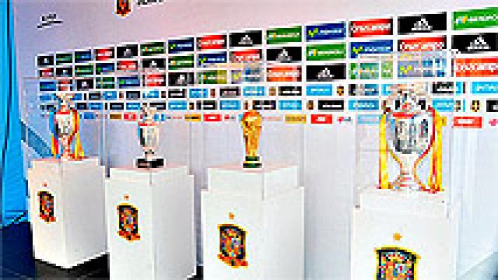 La Roja luce sus trofeos en Getafe antes de zarpar hacia Francia