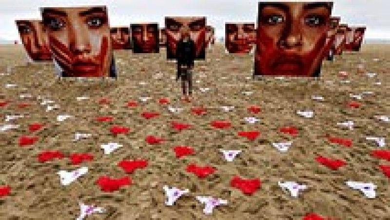Bragas sobre la arena de Copacabana para denunciar las violaciones en brasil