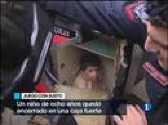  - Niño encerrado en una caja fuerte