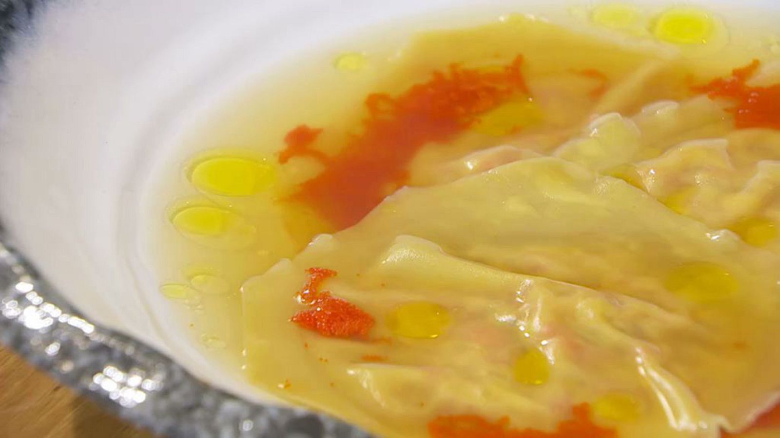 Raviolis de txangurro con agua de mar