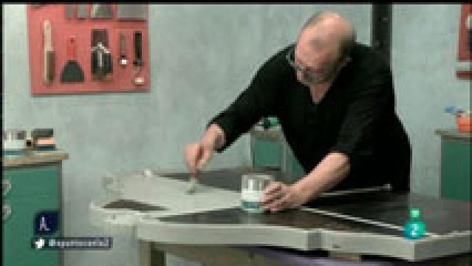 A punto con La 2: Cambiar una cerradura y la pintura de efecto tiza | RTVE Play