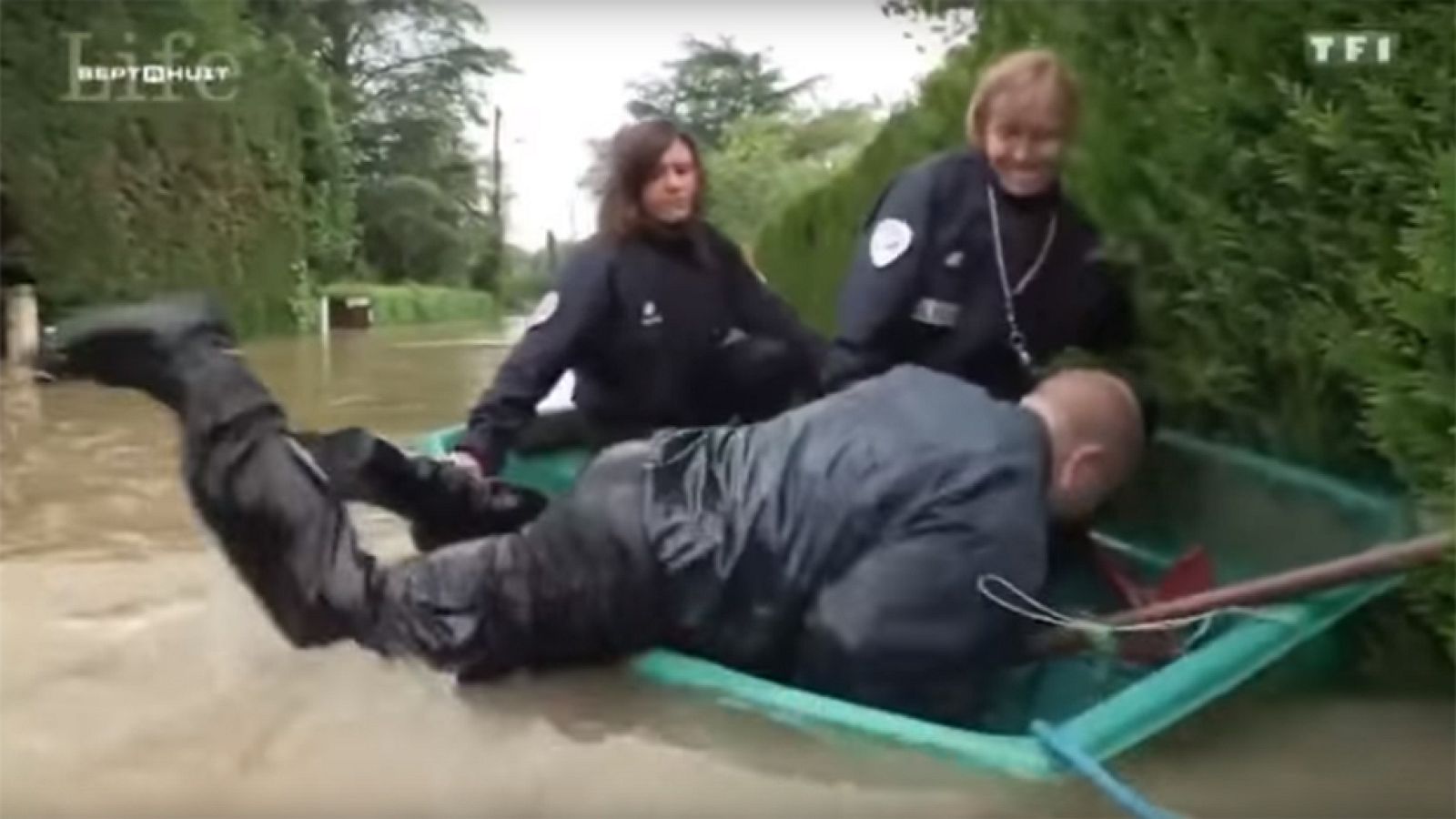 Un cómico naufragio pone en entredicho la efectividad de la policía francesa ante las inundaciones