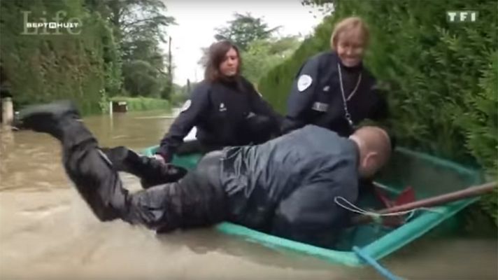  - Un cómico naufragio pone en entredicho la efectividad de la policía francesa ante las inundaciones