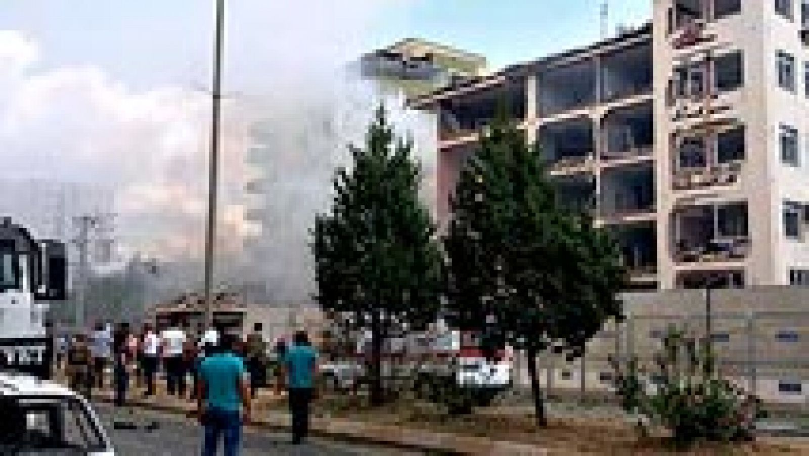 Telediario 1: Tres muertos y más de 30 heridos por la explosión de un coche bomba frente a una comisaría en Turquía | RTVE Play