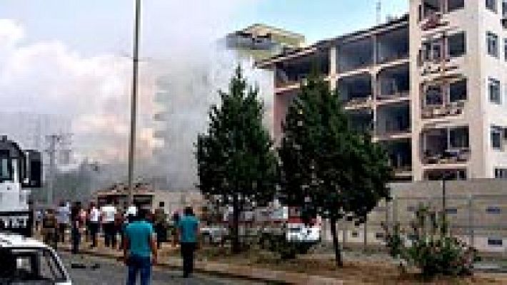 Telediario 1 - Tres muertos y más de 30 heridos por la explosión de un coche bomba frente a una comisaría en Turquía