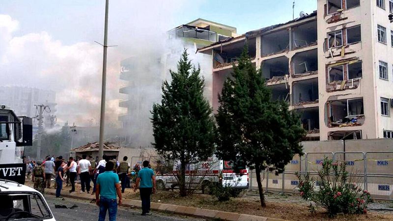 Tres muertos y más de 30 heridos por la explosión de un coche bomba frente a una comisaría en Turquía
