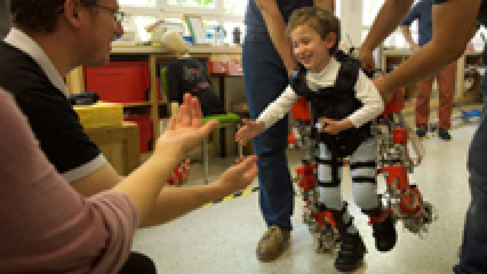 Telediario 1: El CSIC desarrolla el primer exoesqueleto para niños con atrofia muscular espinal | RTVE Play