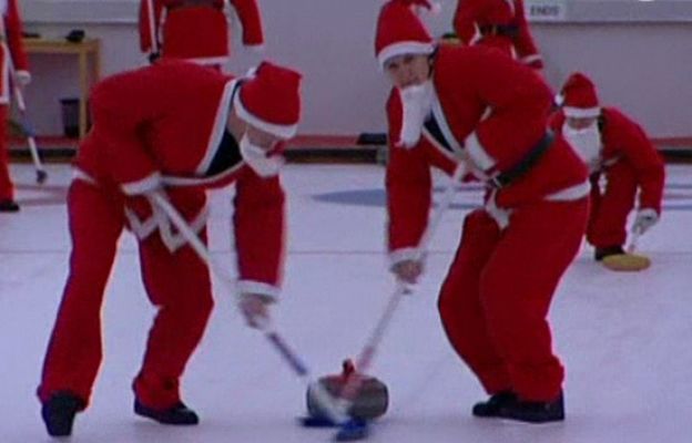 Santa Claus  juega al Curling