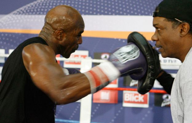 Holyfield descuelga los guantes