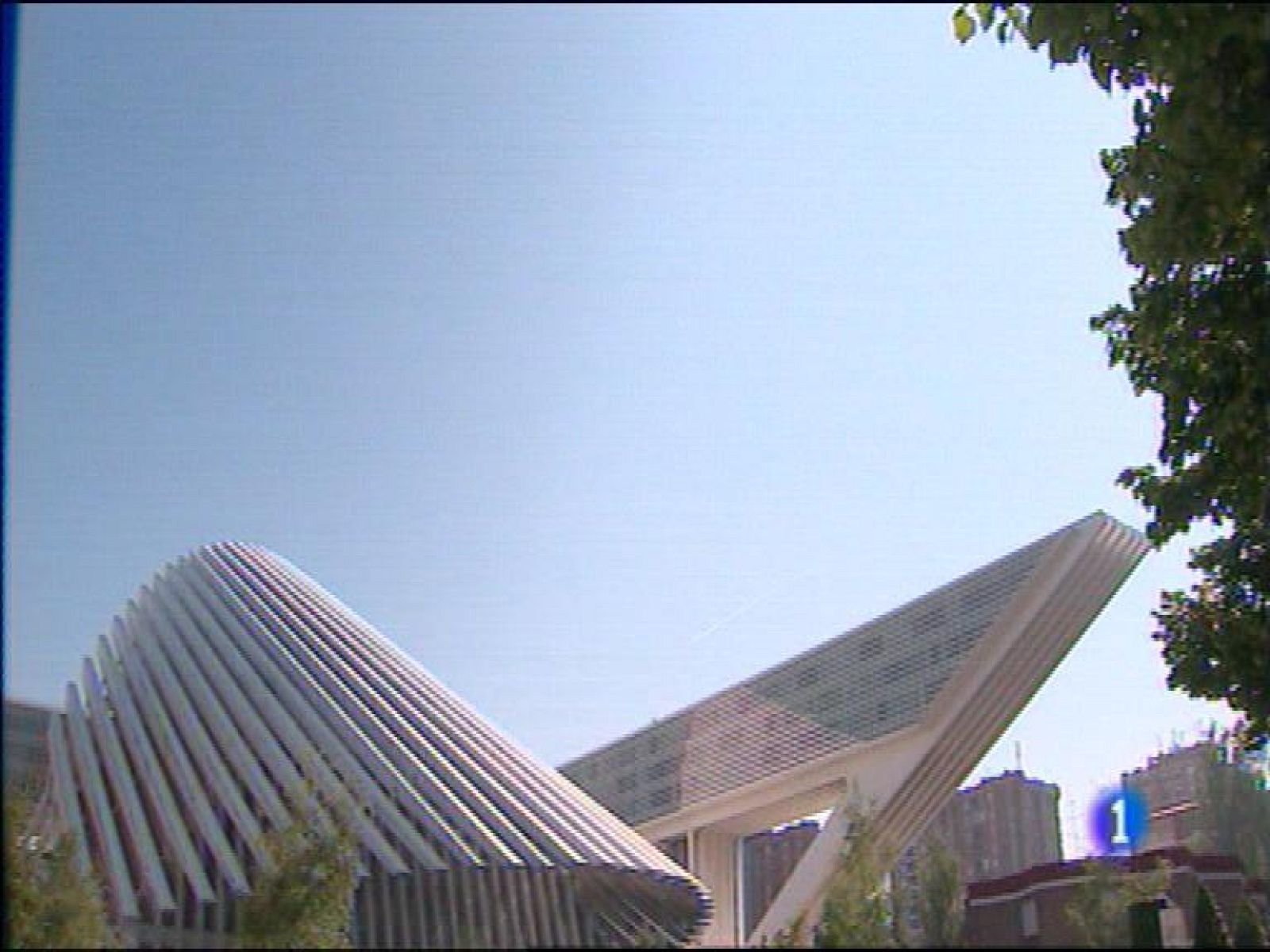  El triatleta español Javier Gómez Noya ha sido galardonado hoy con el Premio Princesa de Asturias de los Deportes..El jurado ha reconocido en este vigente campeón del mundo de triatlón y con cinco títulos mundiales en su historial su brillante palmarés, además de los valores de esfuerzo y perseverancia ante la adversidad.La Sala de lo Civil del Tribunal Supremo ha confirmado la condena a Santiago Calatrava a pagar una indemnización de casi tres millones de euros a la promotora Jovellanos XXI por los fallos en la construcción del Palacio de Congresos de Oviedo.
