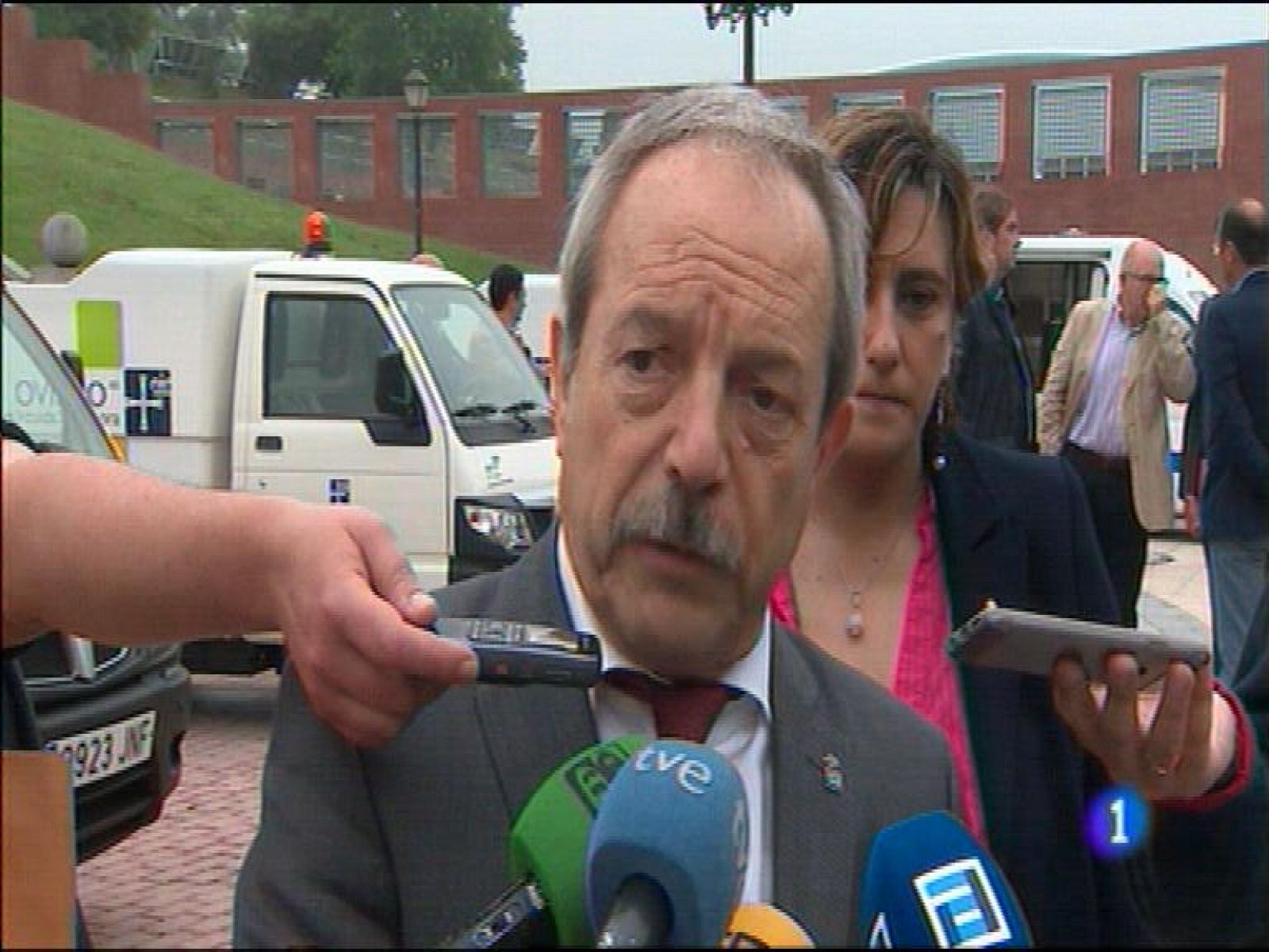  El alcalde de Oviedo ha anunciado que recurrirán la sentencia que obliga al ayuntamiento a pagar 25 millones de euros a la empresa Jovellanos 21 por el Palacio de Congresos. Somos Oviedo ha denunciado además la contradicción de la presidenta del PP, por exigir explicaciones a De Lorenzo y Caunedo y en cambio bloquear en el parlamento la Ley de cuentas abiertas.El Fondo para la Protección de Animales Salvajes cree que las últimas denuncias sobre proliferación de lobos en la región pueden deberse a una epidemia de sarna en estos depredadores, que les lleva a acercarse más de lo habitual a las poblaciones en busca de alimento