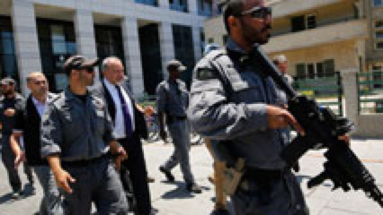 Telediario 1: Israel suspende el permiso de entrada a 83.000 palestinos como respuesta al atentado de Tel Aviv | RTVE Play