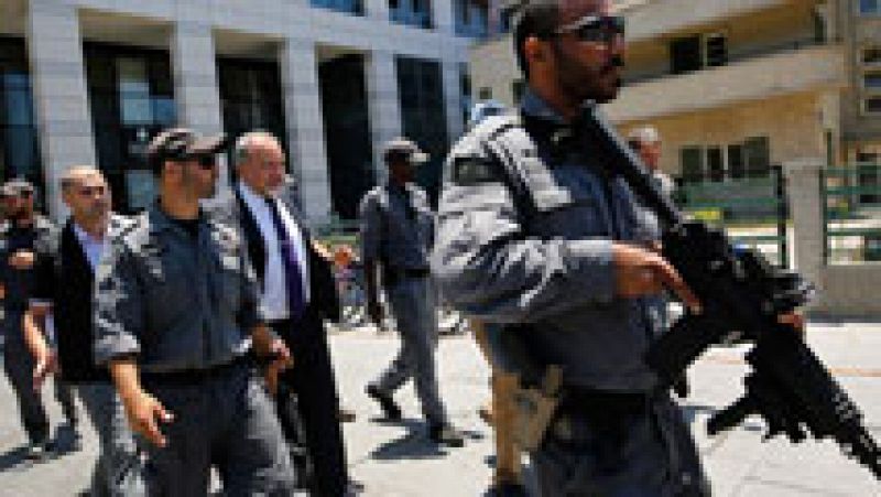 Israel suspende el permiso de entrada a 83.000 palestinos como respuesta al atentado de Tel Aviv