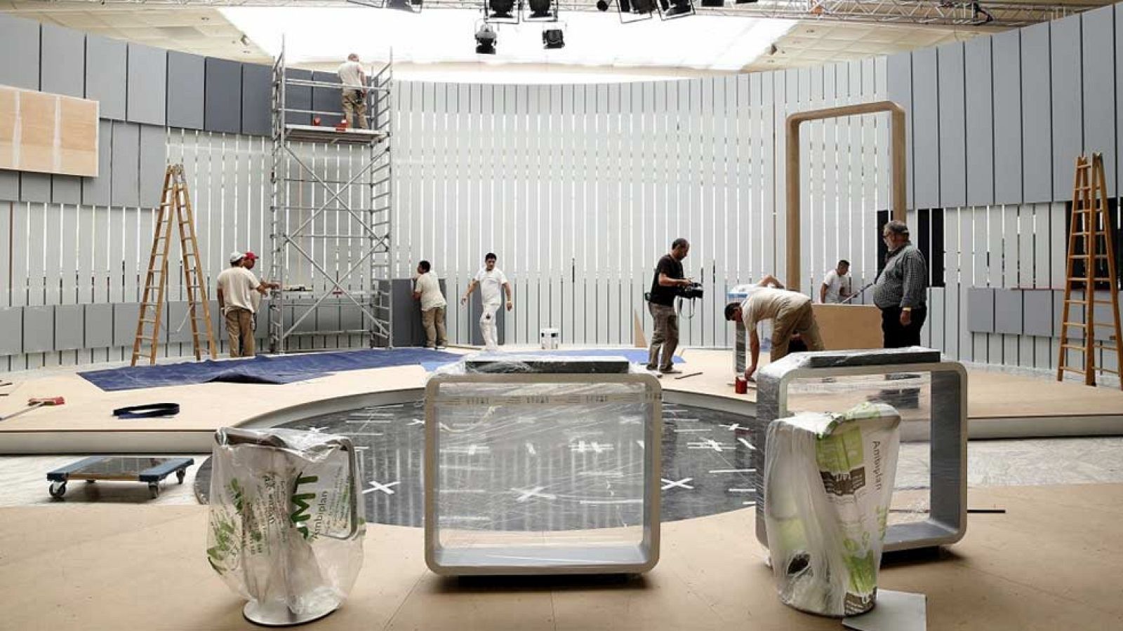 Trabajos contrarreloj para construir el plató circular que acogerá el debate a cuatro