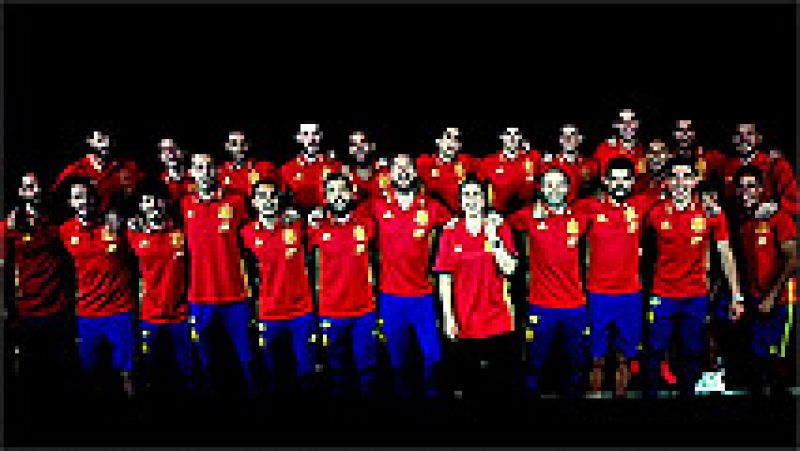 Niña Pastori interpreta junto al futbolista Sergio Ramos la canción que servirá durante la celebración de la Eurocopa 2016, que hoy arranca en Francia, como nuevo himno para la selección española de fútbol, conocida popularmente como "La Roja".
