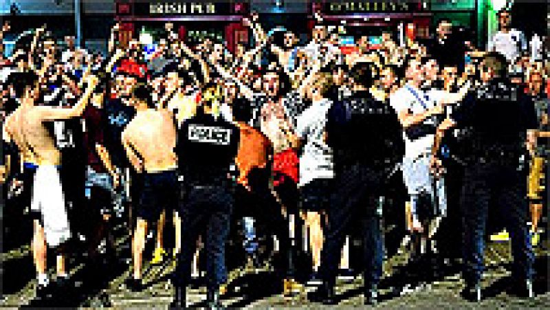 La policía nacional francesa tuvo que intervenir la noche del  jueves, apenas unas horas antes de la inauguración de la Eurocopa de  Francia 2016, para contener los altercados entre los aficionados  británicos y los residentes de la ciudad portuaria 