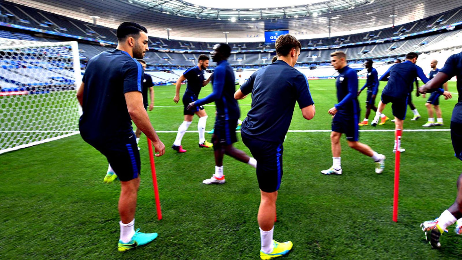 La selección francesa de fútbol afronta la Eurocopa de su país con la exigencia de repetir el éxito del Mundial de 1998, también organizado por Francia y ganado por el equipo que comandaba Zinedine Zidane.