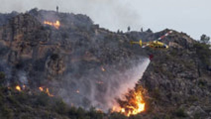 Informativo 24h - La UME trata de controlar un incendio forestal que afecta ya 300 hectáreas en Calasparra
