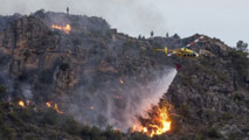 La UME trata de controlar un incendio forestal que afecta ya 300 hectáreas en Calasparra
